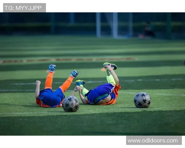 从稚嫩到巨星追寻足球球星幼年照片里的成长轨迹